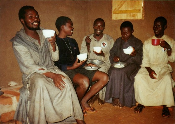 Colazione in gioiosa fraternit - Morogoro: Kifunguakinywa chenye furaha ya kidugu - Morogoro: Breakfast in happy fraternity