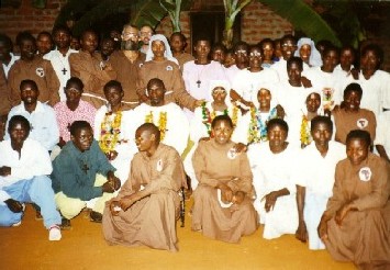 Morogoro, 9 luglio 2000: L’Associazione in festa attorno ai 5 nuovi professi perpetui - Morogoro, 9 Julai 2000: Utawa ukishangilia ndugu 5 walioweka ahadi ya daima - Morogoro, July 9th 2000: The Association celebrates the perpetual promises of five brothers and sisters