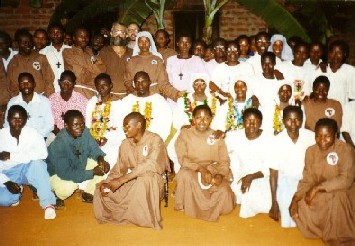 Morogoro, 9 luglio 2000: LAssociazione in festa attorno ai 5 nuovi professi perpetui - Morogoro, 9 Julai 2000: Utawa ukishangilia ndugu 5 walioweka ahadi ya daima - Morogoro, July 9th 2000: The Association celebrates the perpetual promises of five brothers and sisters