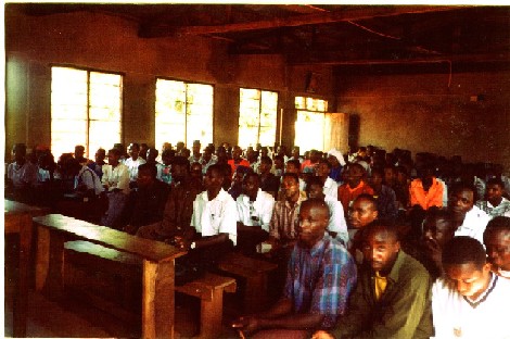 Morogoro: Assemblea degli studenti della Scuola Secondaria gratuita gestita dallAssociazione - Morogoro: Mkutano wa wanafunzi wa Shule ya Sekondari ya Utawa isiyodai ada yoyote - Morogoro: Assembly of the students of the Secondary, no cost School of the Associations